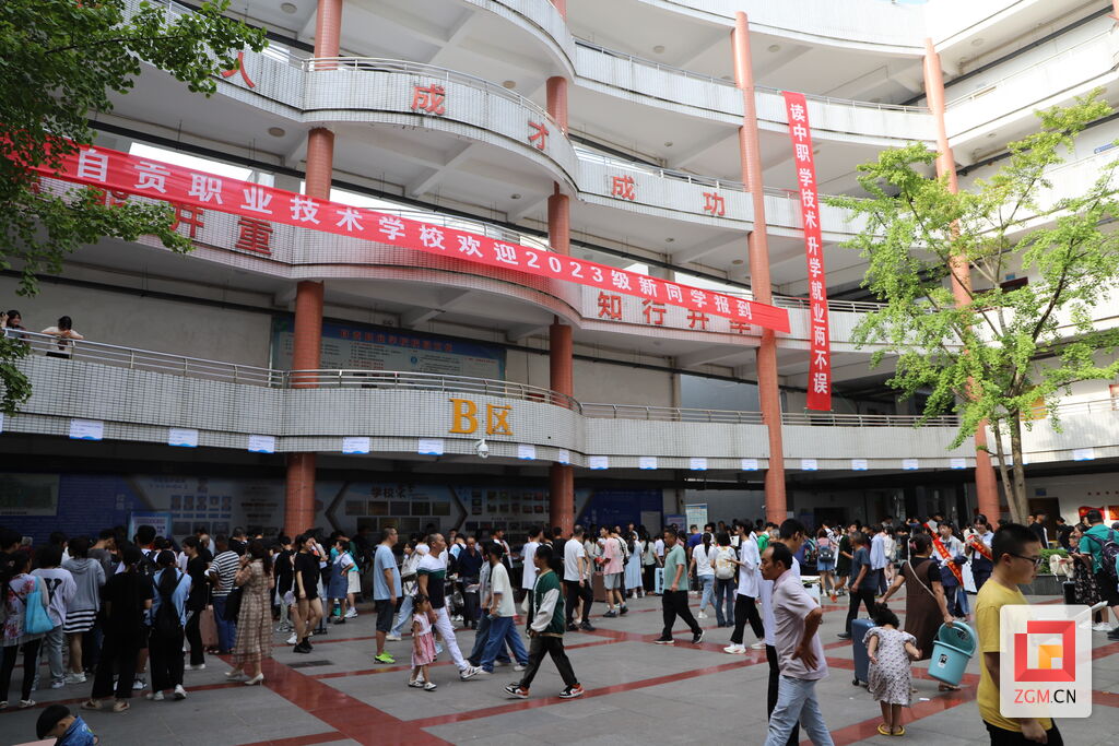 开学季│自贡职业技术学校迎来2200余名新生-3.jpg