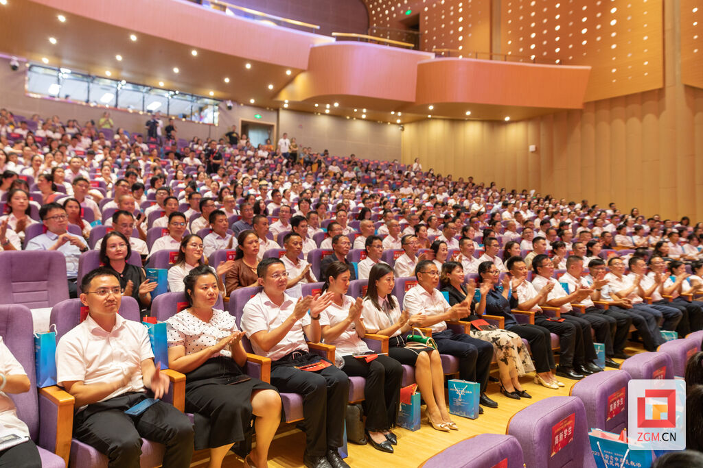为不平凡的耕耘者点赞！2023年自贡市最美教师颁奖典礼举行-1.jpg