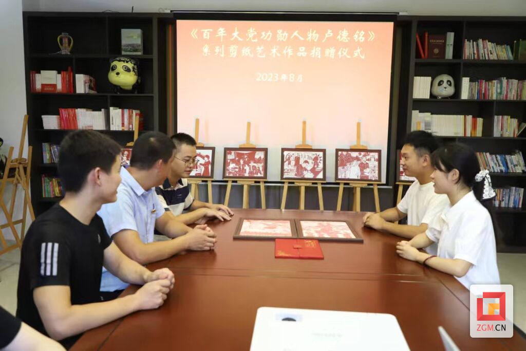 使得一手好刀法！ 小伙以刀为笔绘制“自贡”蓝图——-4.jpg
