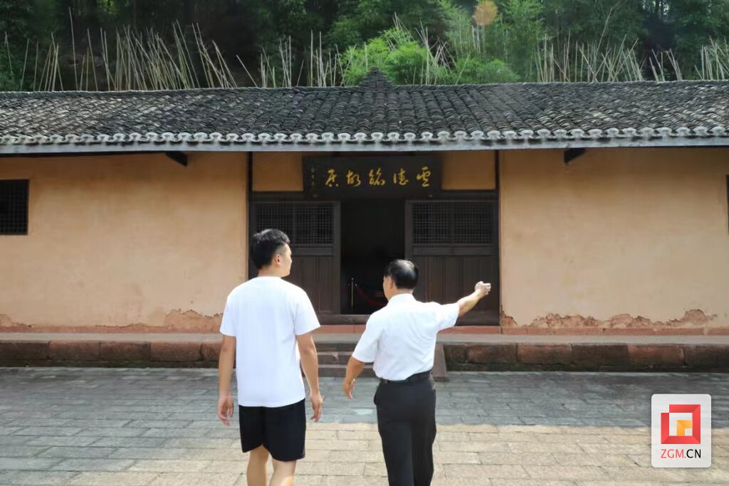 使得一手好刀法！ 小伙以刀为笔绘制“自贡”蓝图——-3.jpg