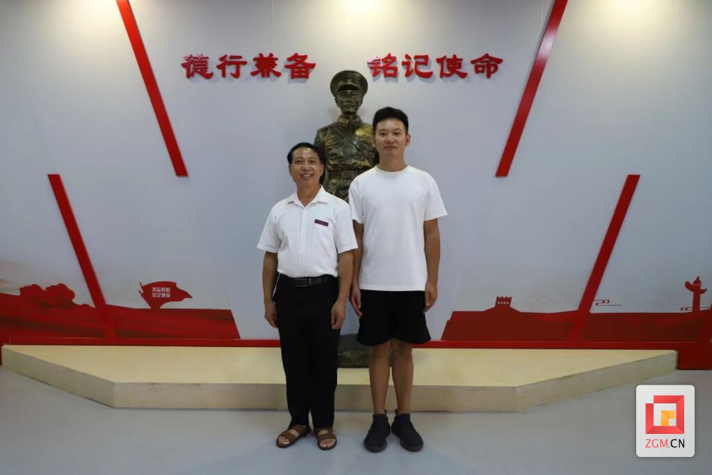 使得一手好刀法！ 小伙以刀为笔绘制“自贡”蓝图——-5.jpg