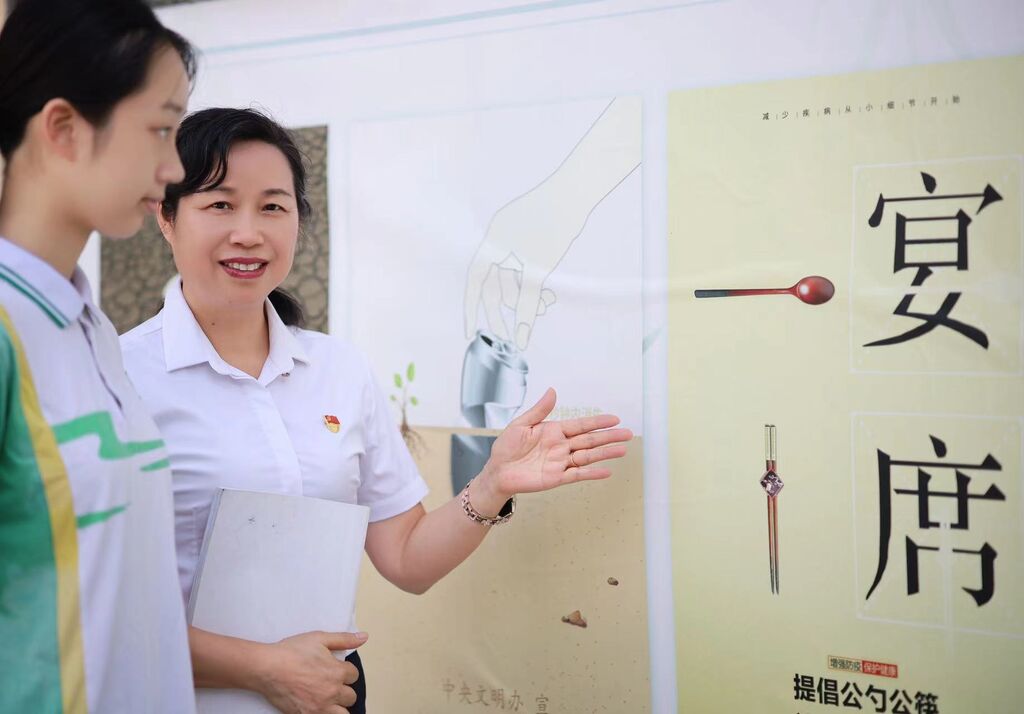 心中藏情怀 肩上扛担当——记四川省优秀教育工作者黄显清-1.jpg