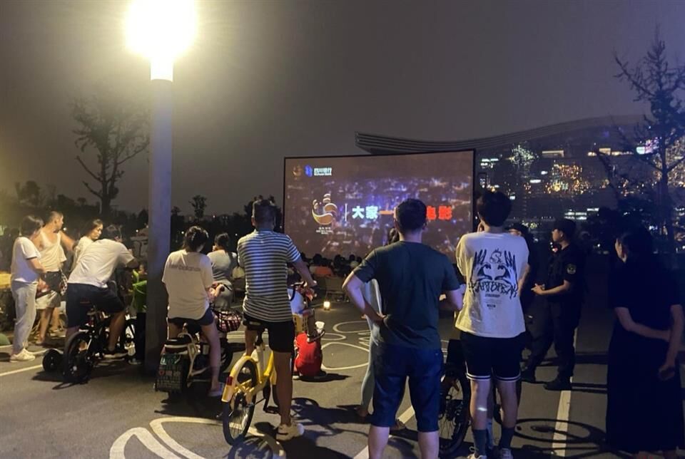 观察1下丨秋夜“新玩法” 去公园看电影-1.jpg