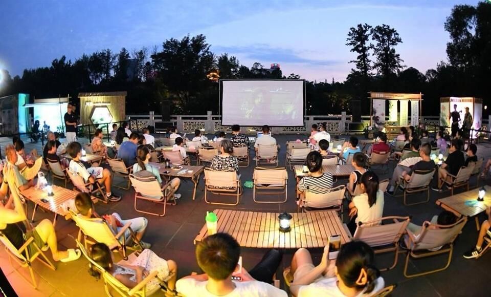 观察1下丨秋夜“新玩法” 去公园看电影-3.jpg