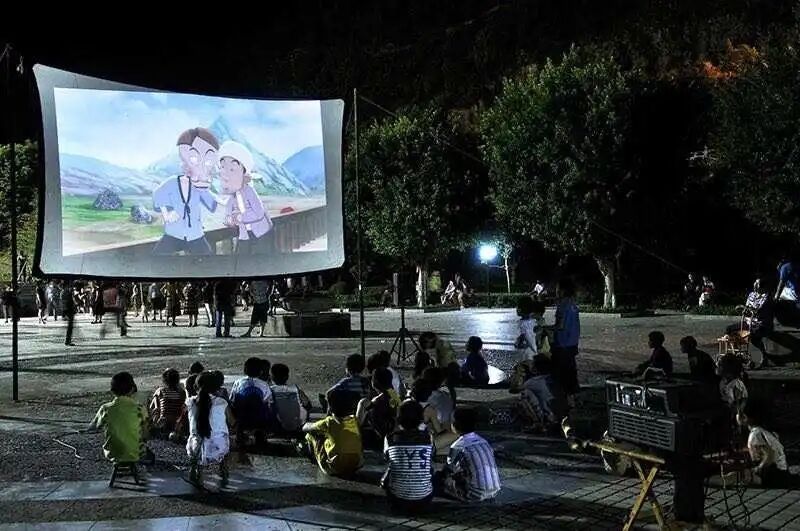 观察1下丨秋夜“新玩法” 去公园看电影-2.jpg