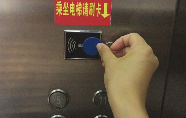 武汉一居民楼电梯收费，每次往返收费1元，疑为业主自发组织-1.jpg