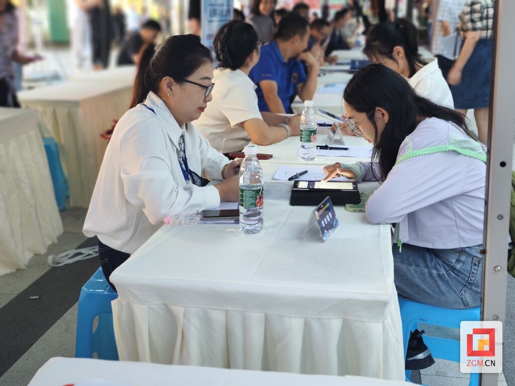 金秋揽才 自贡举行中秋夜市专场招聘会-2.jpg