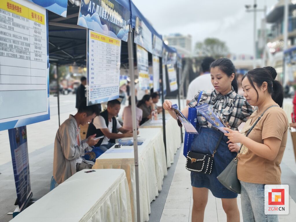 金秋揽才 自贡举行中秋夜市专场招聘会-3.jpg