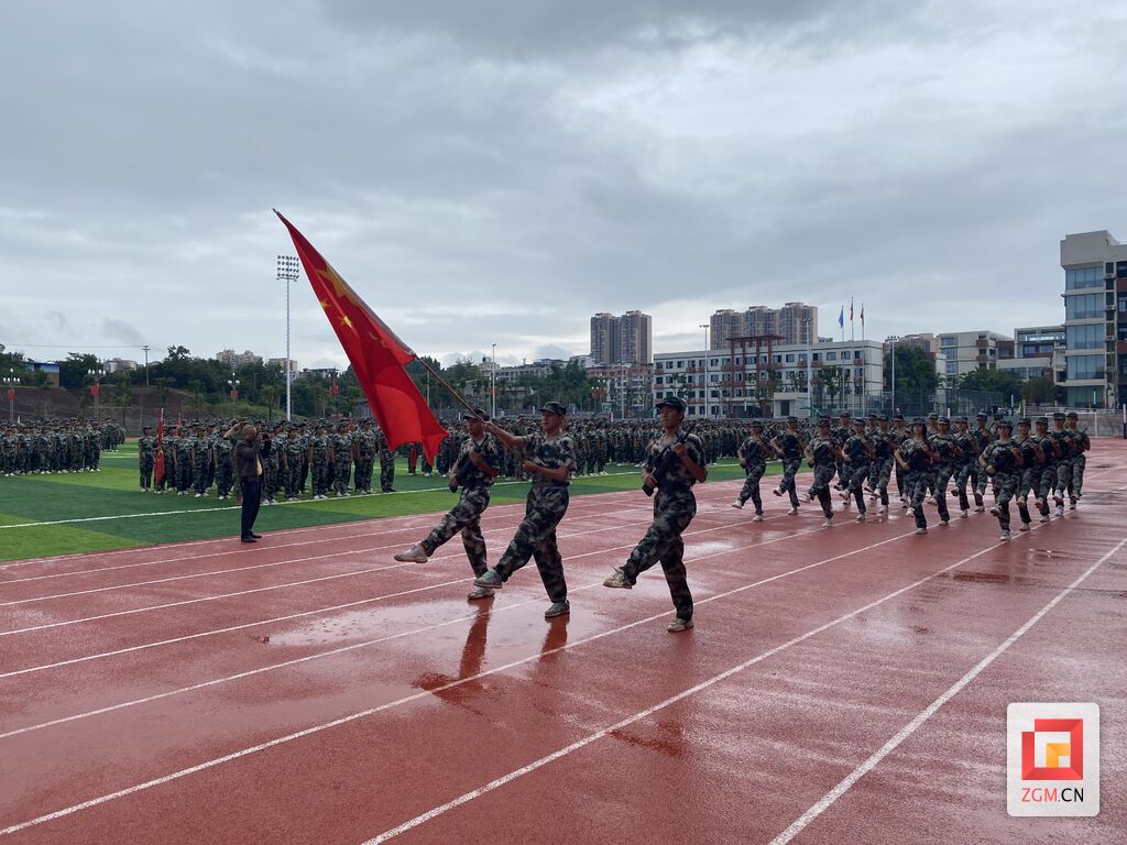 富顺一中举行国防教育暨军事训练总结大会-1.jpg