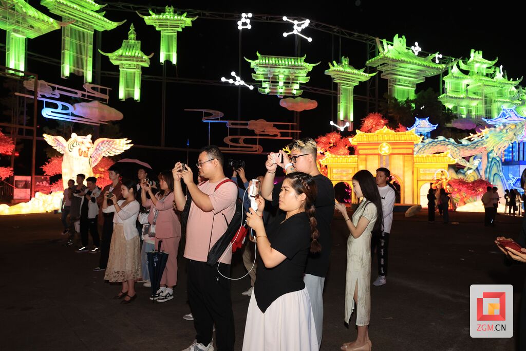 “天下第一灯”上新啦！各路媒体聚焦自贡彩灯嘉年华-1.jpg