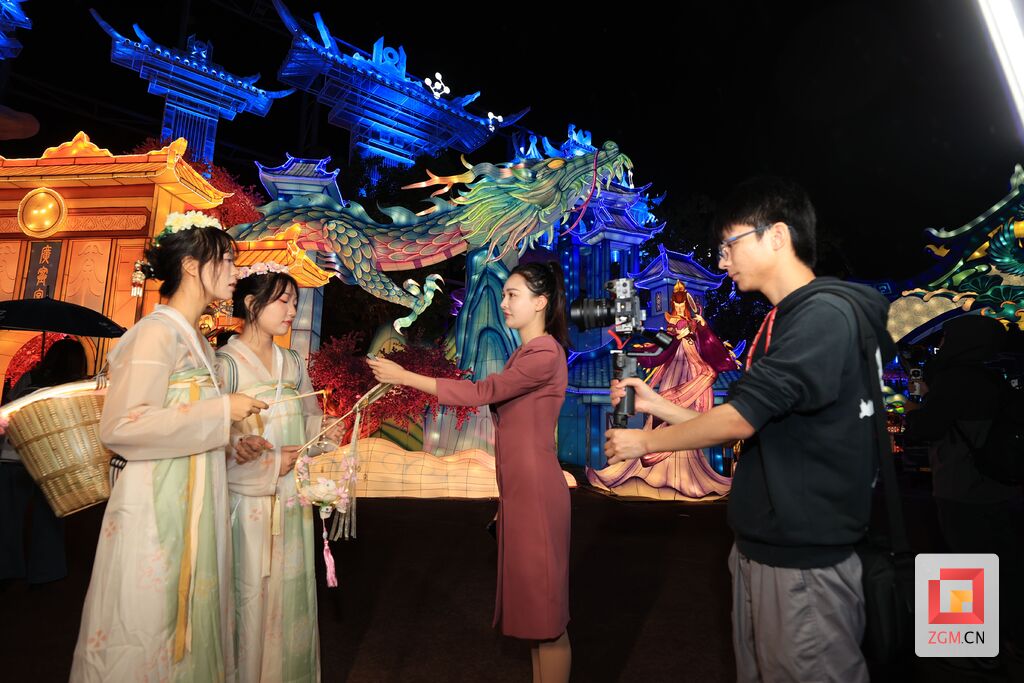 “天下第一灯”上新啦！各路媒体聚焦自贡彩灯嘉年华-2.jpg
