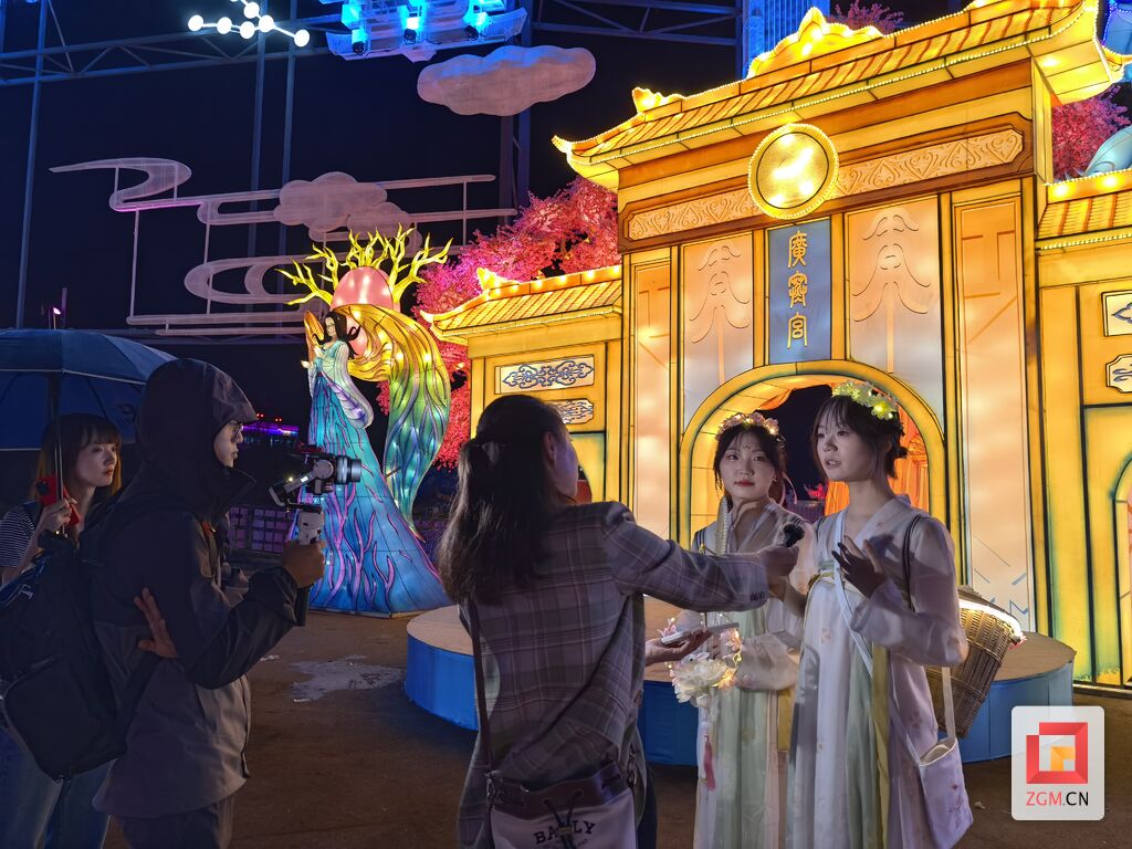 “天下第一灯”上新啦！各路媒体聚焦自贡彩灯嘉年华-5.jpg