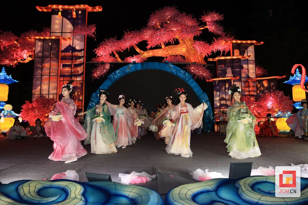 “天下第一灯”上新啦！各路媒体聚焦自贡彩灯嘉年华-8.jpg