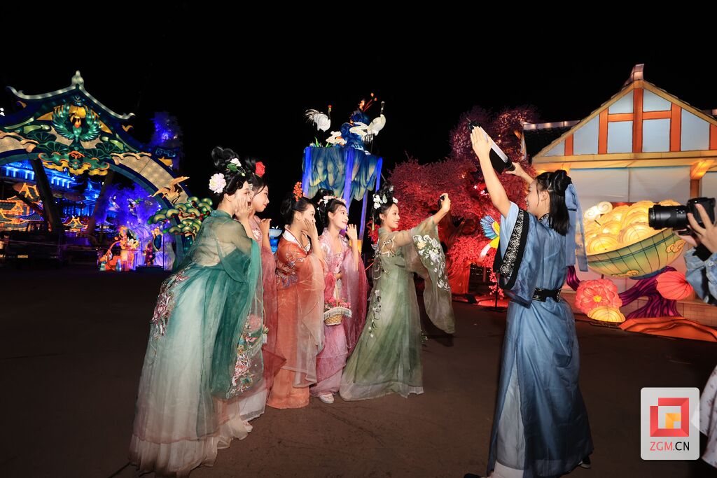 “中国灯城”提灯邀客 自贡举办中秋国庆彩灯嘉年华媒体推介会-2.jpg