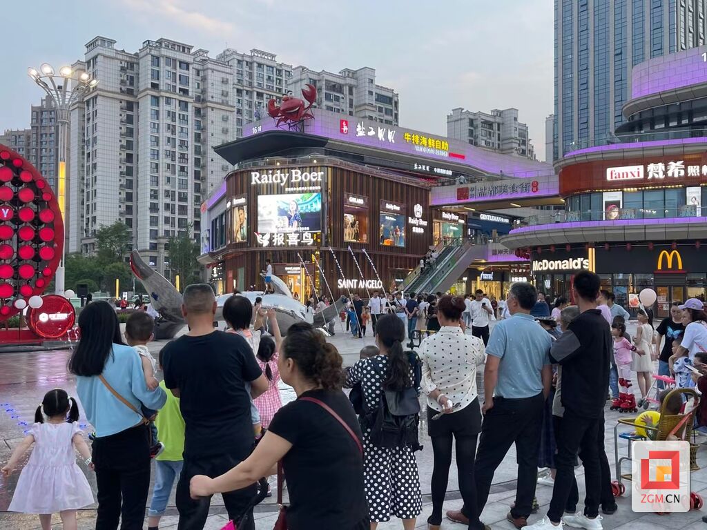 喜迎中秋国庆假期 自贡商圈“潮玩”花样多——-2.jpg