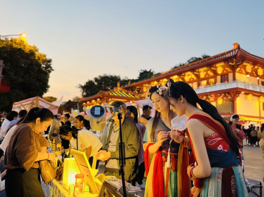 长假首日 四川A级景区接待游客超300万人次-2.jpg