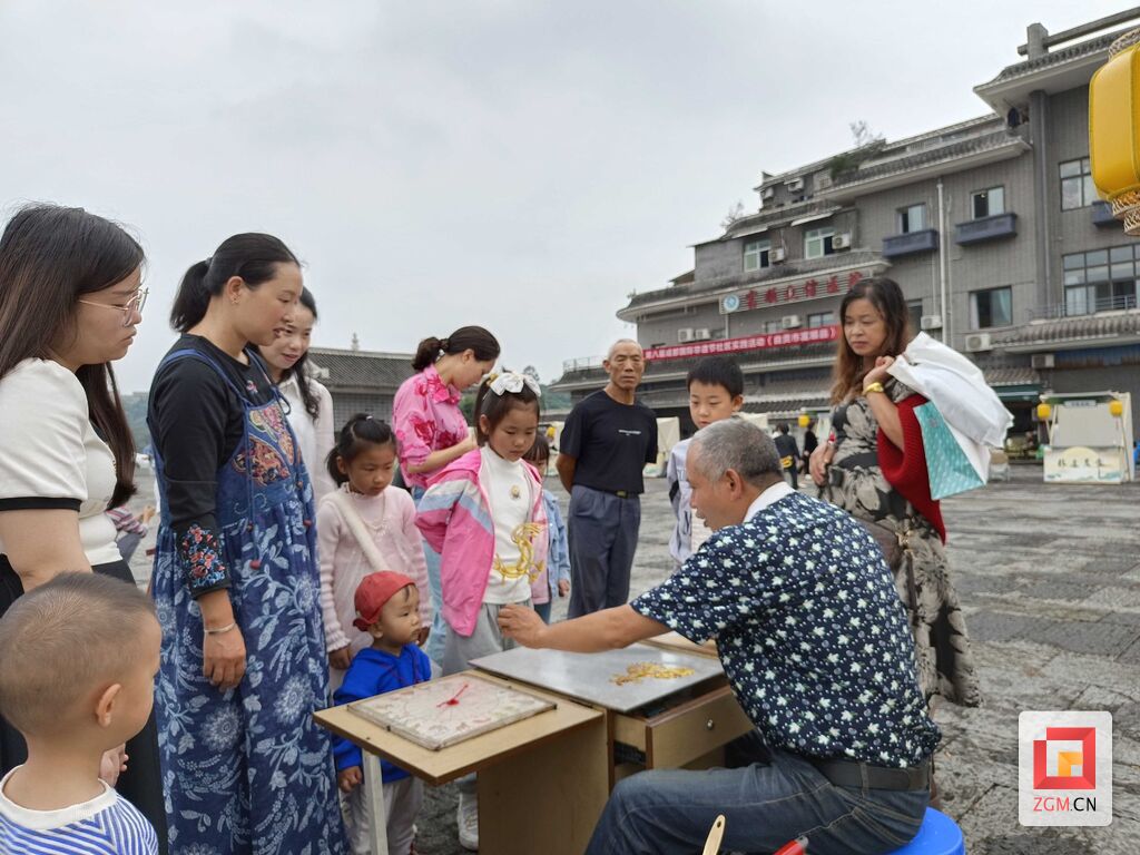 中秋国庆假期 富顺县文庙广场民俗活动精彩纷呈-2.jpg