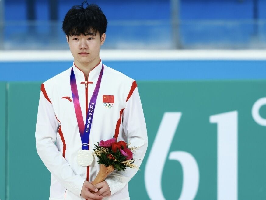 四川选手张颢获杭州亚运会自由式轮滑男子速度过桩亚军-1.jpg