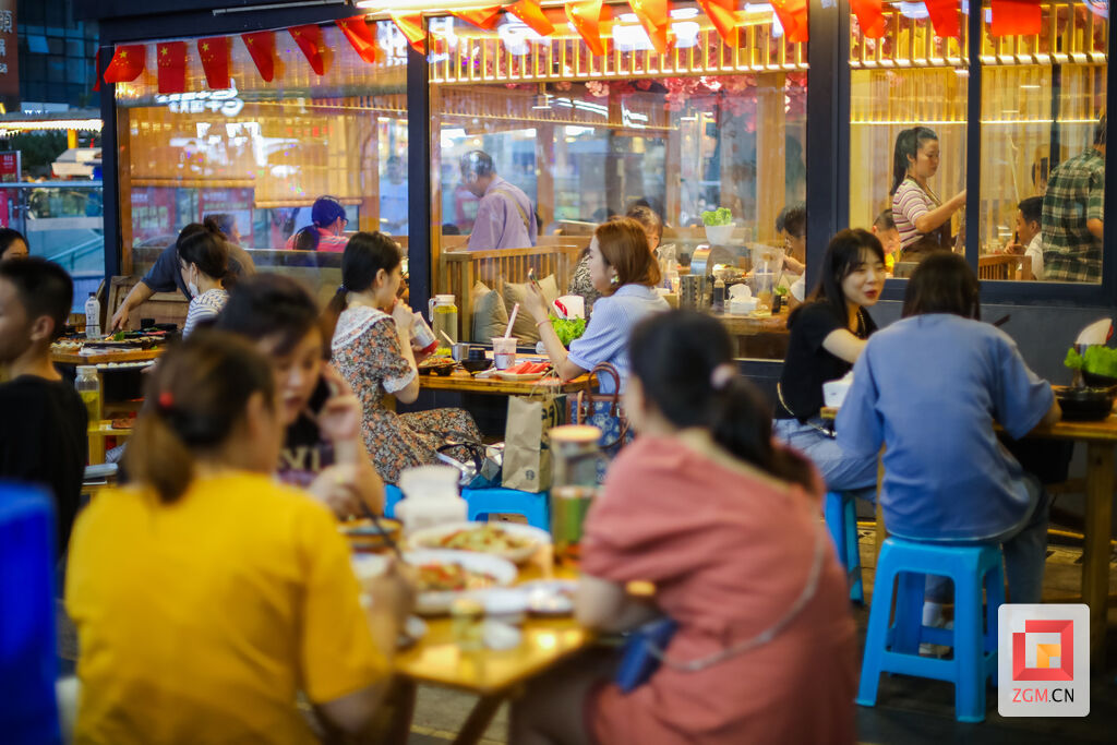自贡味道实力圈粉！重点美食街区假期餐饮收入超1000万元-2.jpg