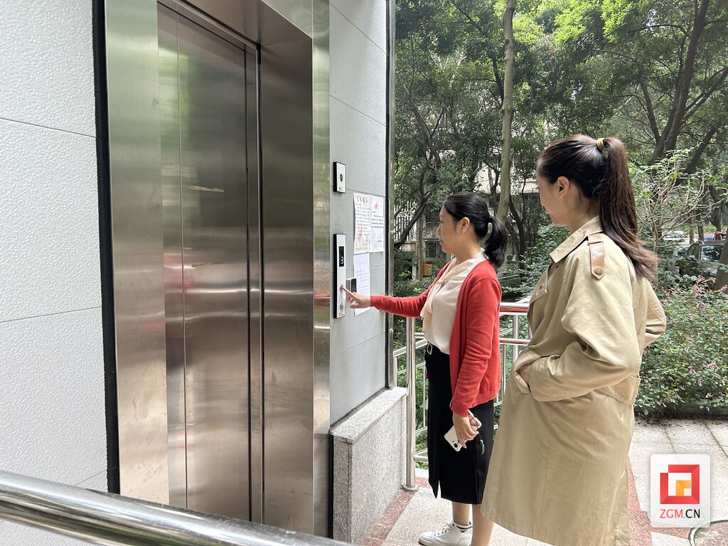 老小区加装新电梯 居民幸福感“爆棚”——钟山云社区北苑小区A区加装电梯小记-1.jpg