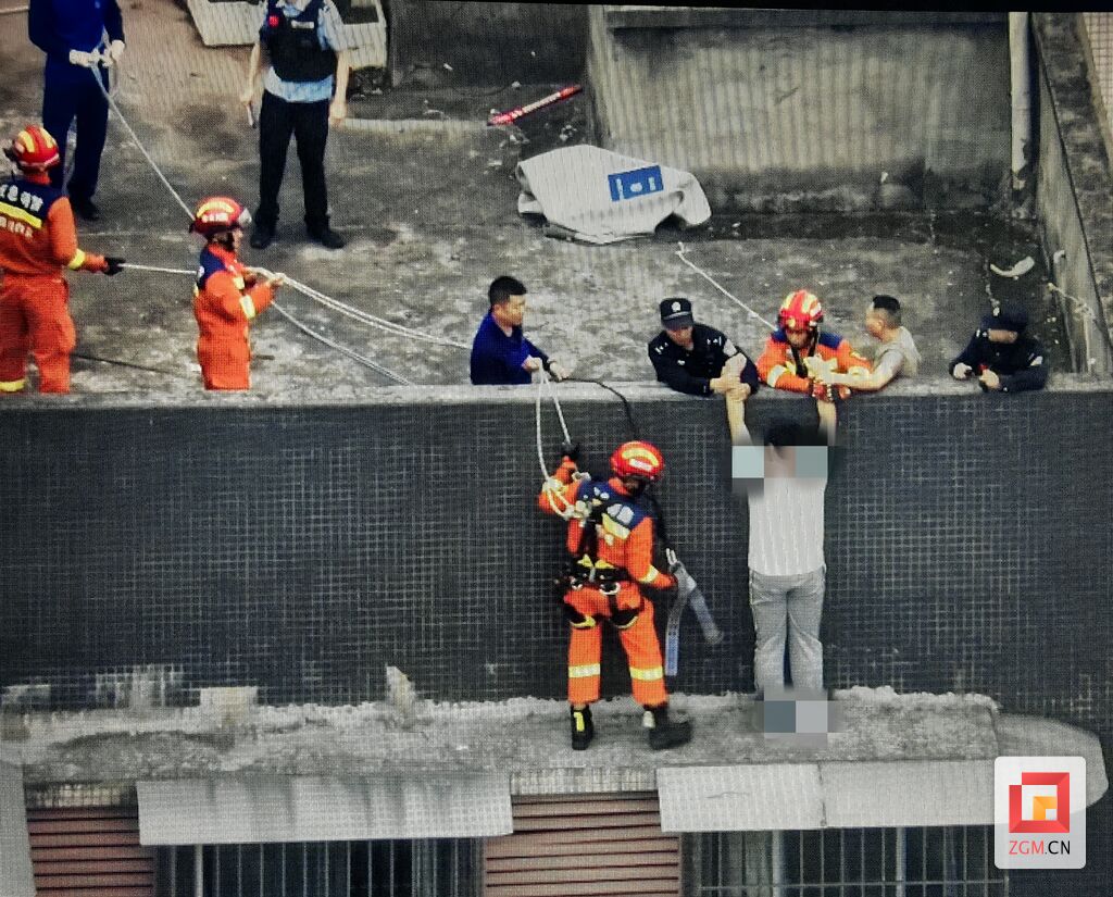 男子欲跳楼轻生 自贡警方动用无人机锁定“坐标”而后成功救援-2.jpg