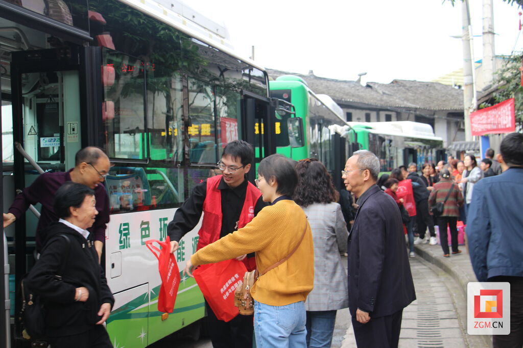 游古镇、逛荷园、品美食 | 自贡市社保中心邀请离退休人员代表快乐迎重阳-1.jpg