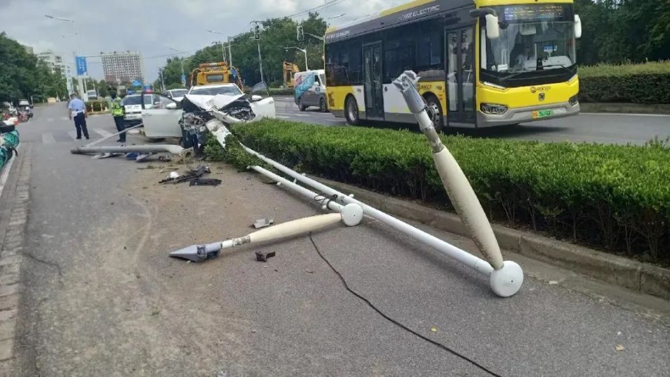 车主质疑交警强行指派拖车，几公里路竟收800元，上海嘉定交警回应-1.jpg