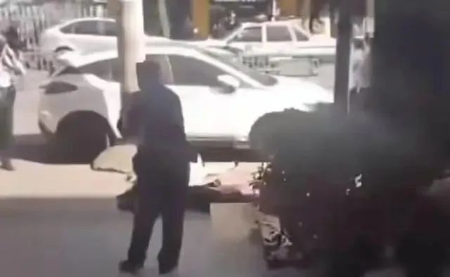 男子当街刺伤女友后自残 警方通报：双双身亡！-1.jpg
