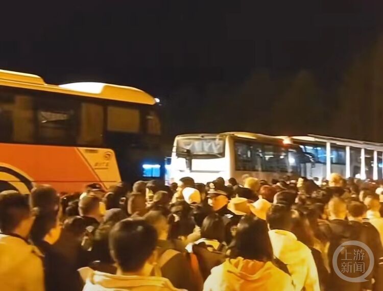 四川米仓山景区回应数千人滞留：平台私自售票，游客转运完-1.jpg