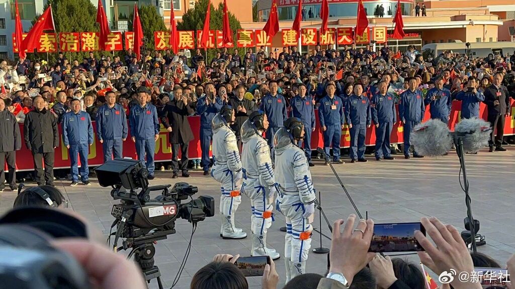 领命出征！神十七航天员亮相出征仪式-2.jpg