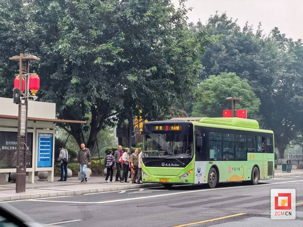 【聚焦群众关切①】公交便民有温度 市民出行更舒心-7.jpg