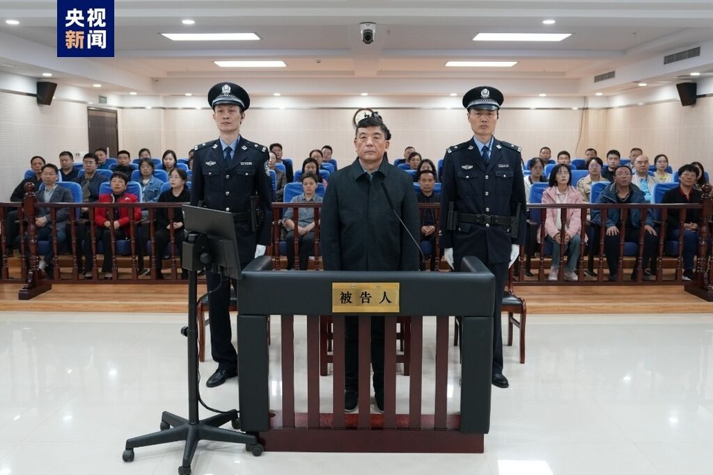 被控受贿2.16亿余元！湖北省原副省长曹广晶受贿、泄露内幕信息案一审开庭-2.jpg