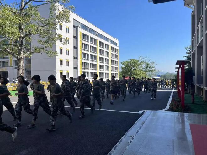 广东一学校700名新生集体退学-1.jpeg