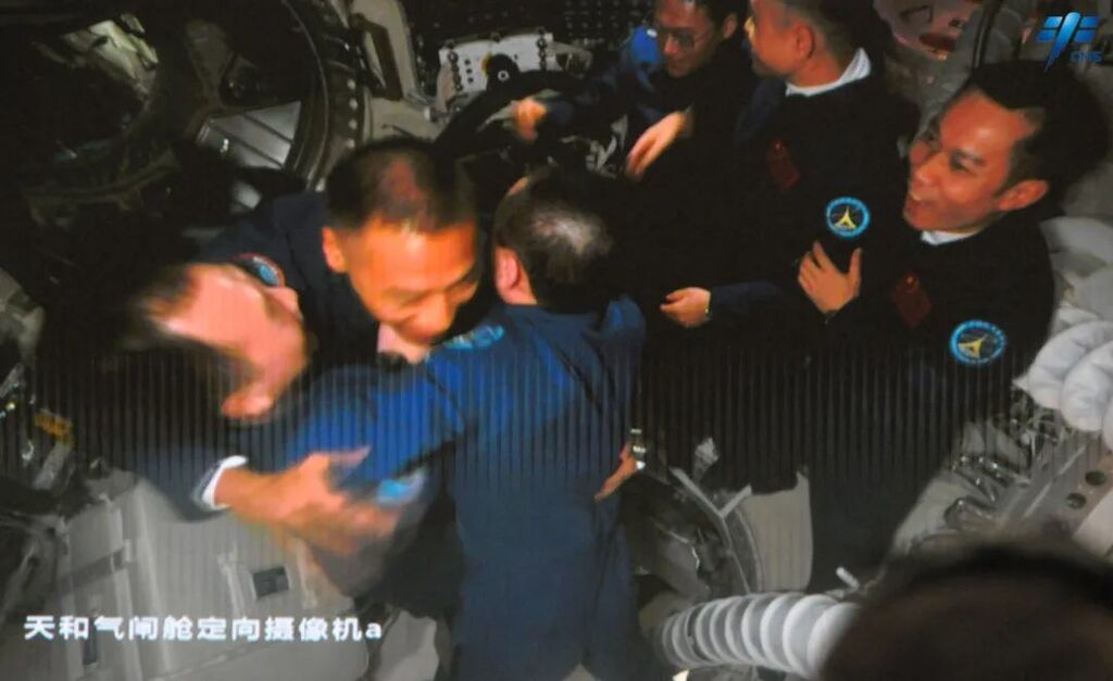 航天员6人“全家福”再上新！神十七乘组顺利进驻空间站-1.jpg