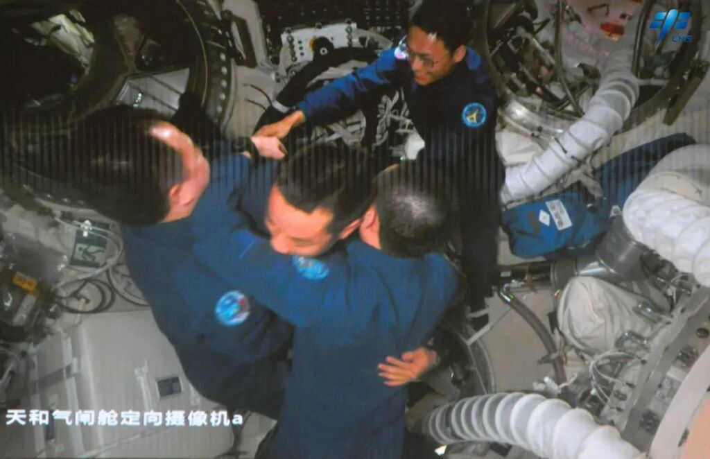 航天员6人“全家福”再上新！神十七乘组顺利进驻空间站-2.jpg