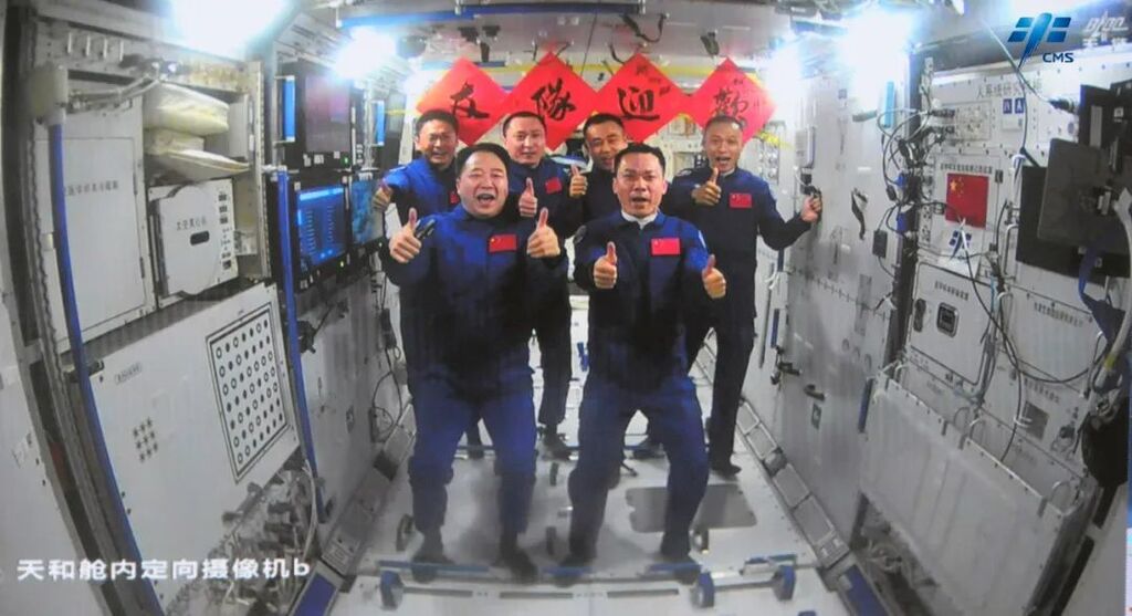 航天员6人“全家福”再上新！神十七乘组顺利进驻空间站-3.jpg