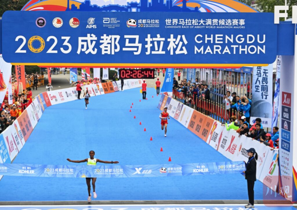 双双打破赛会纪录 2023成都马拉松完赛！明年成马时间官宣-2.jpg
