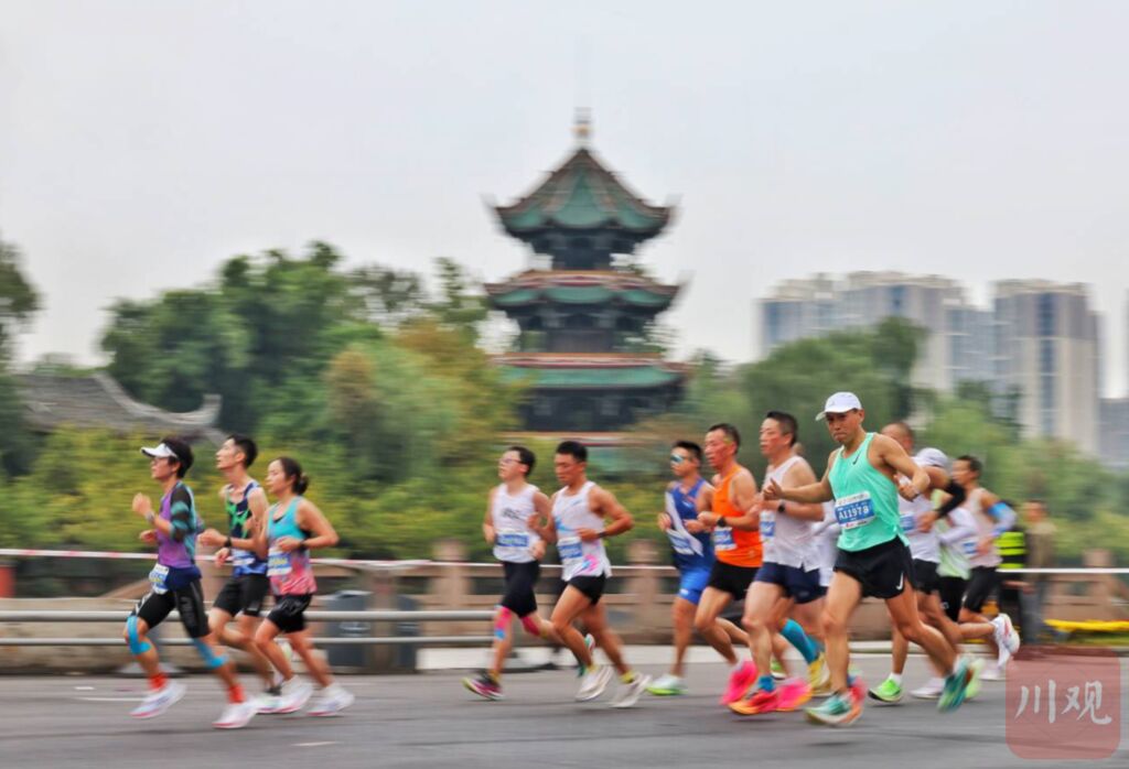 双双打破赛会纪录 2023成都马拉松完赛！明年成马时间官宣-5.jpg