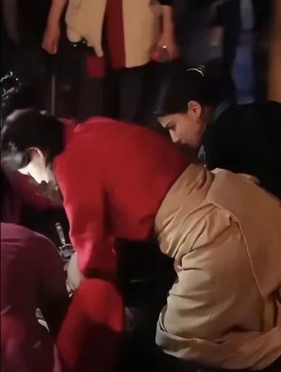 成都街头跪地救人的两位姑娘找到了！向秋曲珍、向秋翁姆，好样的！-1.jpg