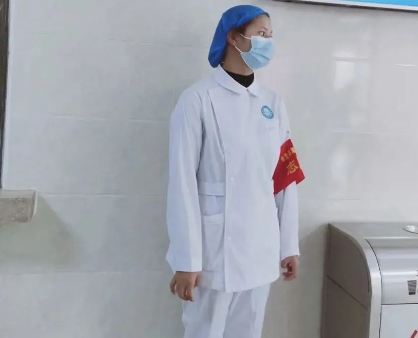 成都街头跪地救人的两位姑娘找到了！向秋曲珍、向秋翁姆，好样的！-4.jpg