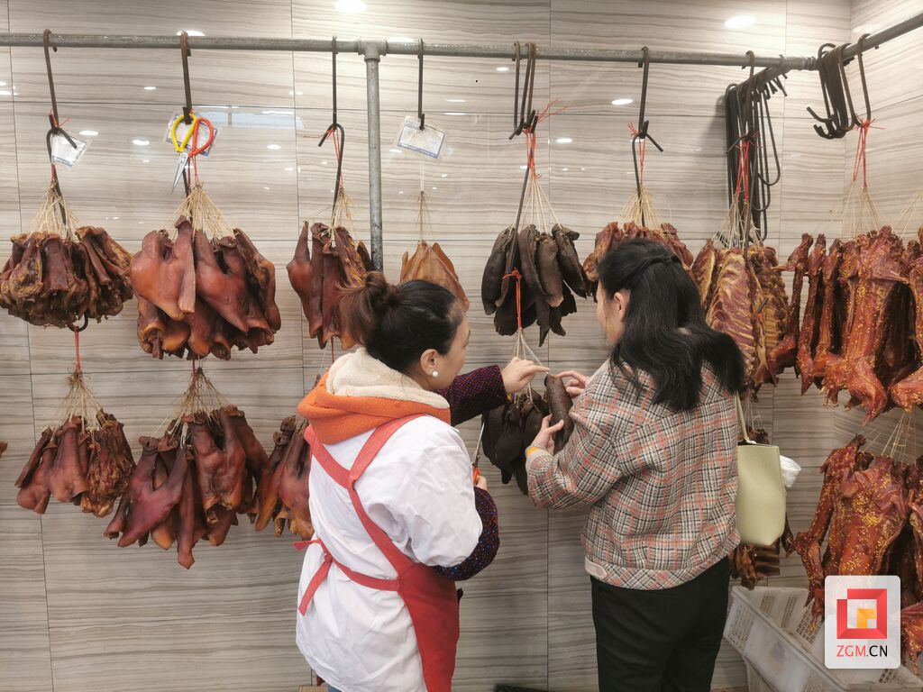 民生观察 | 天气渐冷年味渐浓 冬日限定“自贡腊味”飘香街头-1.jpg