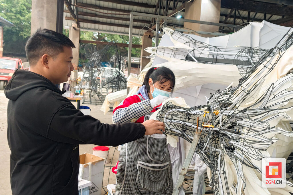 【新自贡人⑰】舒绍林：半个自贡人 满口自贡话 一名彩灯人-2.jpg