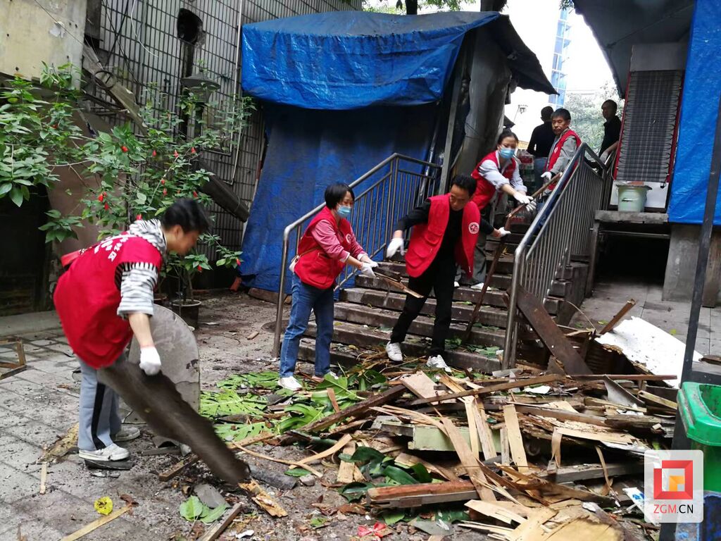 近20名志愿者用时4天解决居民楼顶大量杂物 高山井社区获赠群众锦旗-2.jpg