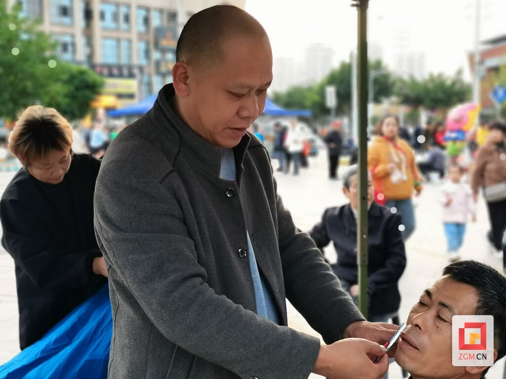 富顺县有处“潮汐地摊”市场 便民富民活跃烟火气——-3.jpg