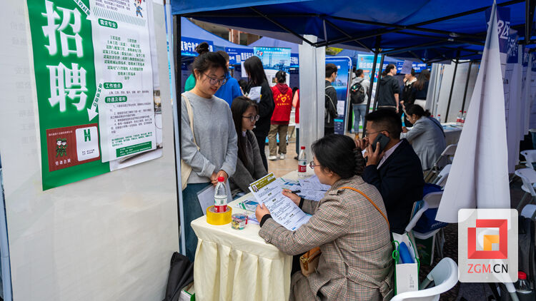 近800家企业提供2200多个岗位 四川轻化工大学举办2024届毕业生秋季双选会-2.jpg