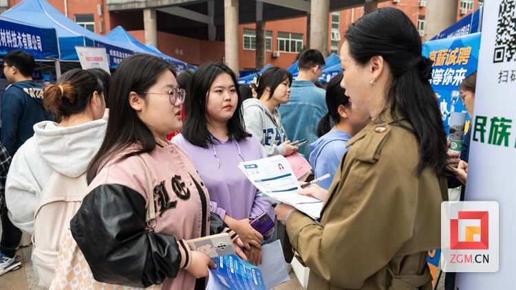 近800家企业提供2200多个岗位 四川轻化工大学举办2024届毕业生秋季双选会-3.jpg