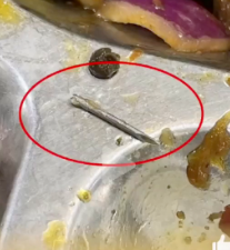 上海交大食堂饭菜吃出1.5厘米针头 学校：针头是给猪打疫苗断在骨头里的-1.jpg