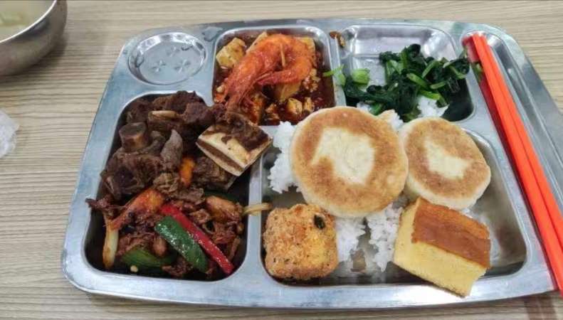 不是拉仇恨，看看这个单位食堂午饭自付2元的自助餐，一周天天不重样，可劲的造吧！-4.jpg
