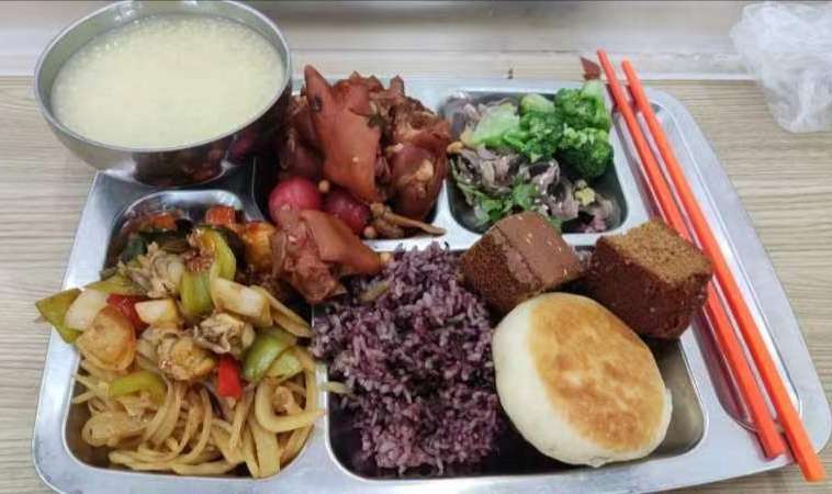 不是拉仇恨，看看这个单位食堂午饭自付2元的自助餐，一周天天不重样，可劲的造吧！-5.jpg
