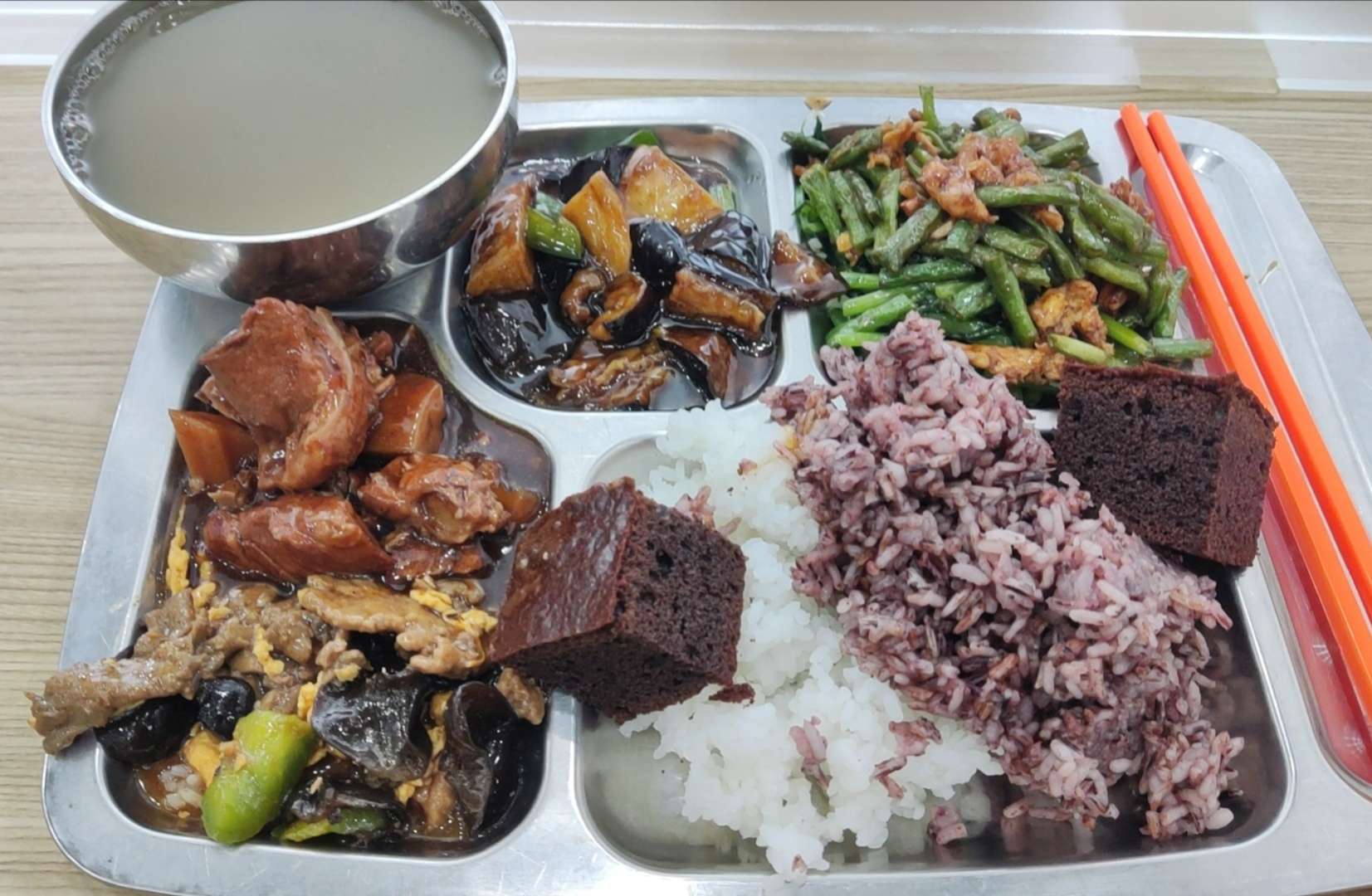 不是拉仇恨，看看这个单位食堂午饭自付2元的自助餐，一周天天不重样，可劲的造吧！-6.jpg